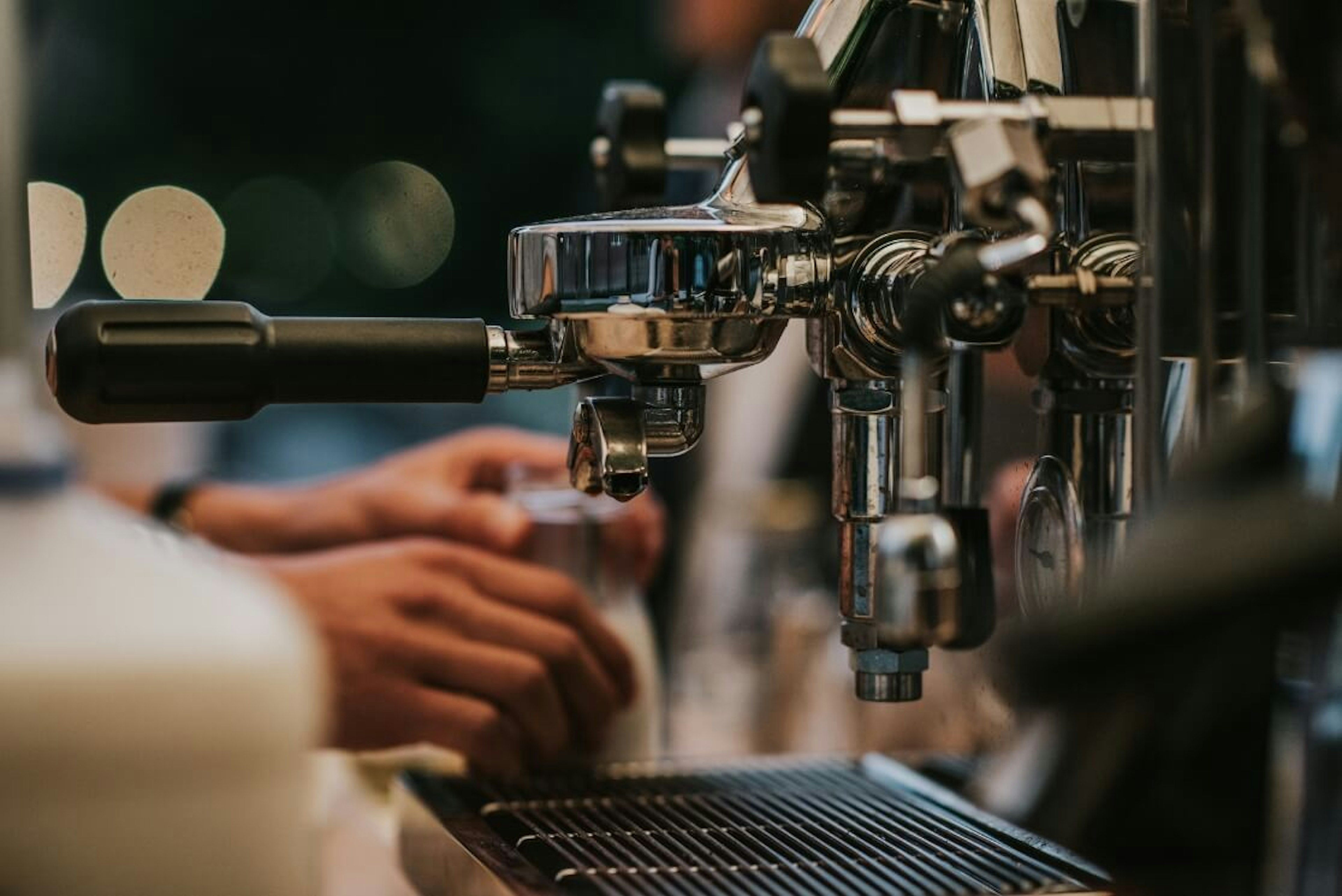 Una persona aprende a utilizar una máquina de espresso profesional y obtén el conocimiento y herramientas que un barista requiere para abrir una cafetería desde cero.